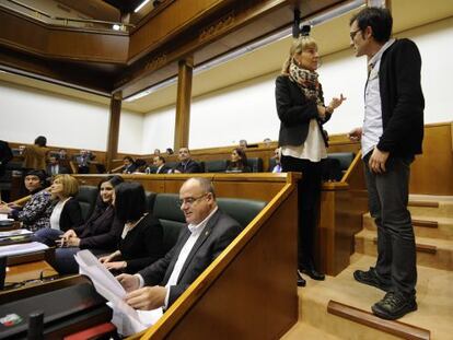 Joseba Egibar, sentado en su escaño, portavoz del PNV en el Parlamento.