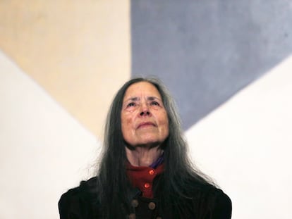 La artista Cecilia Vicuña en el Salón de Honor de la Casa Central de la Universidad de Chile.