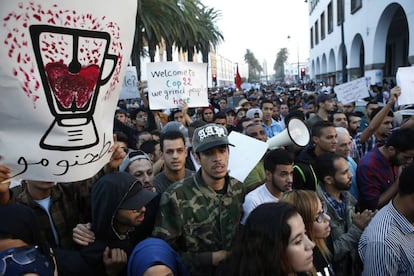 Miles de personas protestan este domingo en Alhucemas tras la muerte de un vendedor ambulante, triturado el viernes por un cami&oacute;n de la basura.