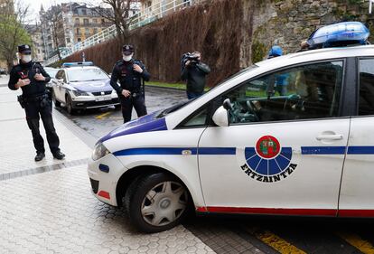 Un coche de la Ertzaintza traslada al fotógrafo donostiarra Kote Cabezudo a la Audiencia de Gipuzkoa para ser juzgado de delitos de índole sexual.