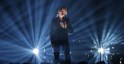 Keith Urban canta 'Burden' en los 54º Country Music Awards, el 7 de abril en Las Vegas, Nevada.