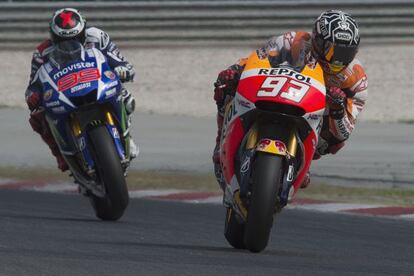 Márquez, seguido de Lorenzo, durante los entrenamientos en el circuito Sepang.