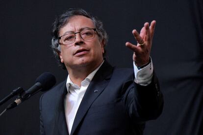 Gustavo Petro habla durante un evento de paz con los negociadores del ELN, en Bogotá, el 3 de agosto de 2023.