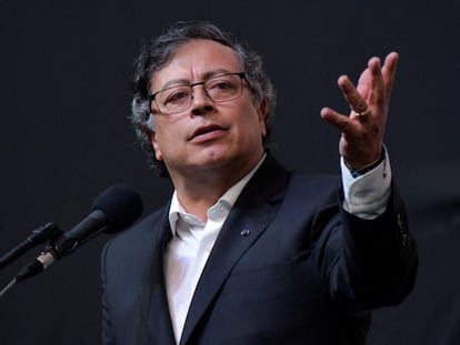 Gustavo Petro habla durante un evento de paz con los negociadores del ELN, en Bogotá, el 3 de agosto de 2023.