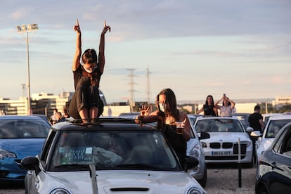 Asistentes al concierto en el Autocine de Madrid.