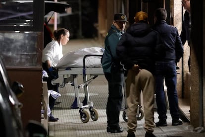 Los servicios funerarios se llevan el cuerpo del hombre fallecido este miércoles en Carballo (A Coruña).