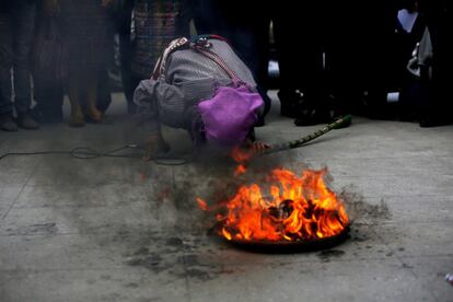 El guía espiritual Santiago Santiago Tzapinel realiza una ceremonia frente a la sede de la Corte de Constitucionalidad para pedir por la estabilidad en el país durante una manifestación de simpatizantes de la Comisión Internacional Contra la Impunidad en Guatemala (Cicig) en Ciudad de Guatemala (Guatemala).