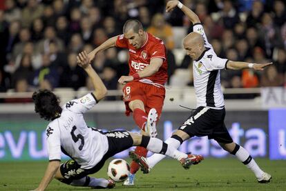 Negredo, ya sin protección en la cabeza tras su lesión contra el Athletic, remata entre Bruno y Topal.