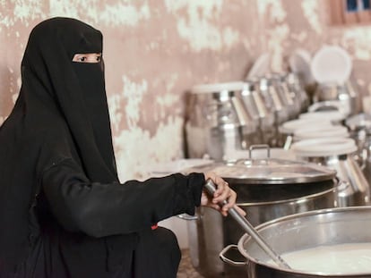 Mujeres yemen&iacute;es preparan leche para venderla en el mercado de Al Hudaydah, al oeste del pa&iacute;s. 