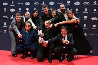 El equipo de 'Querer', con algunos de sus premios Feroz. 