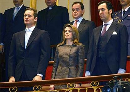 El duque de Palma, Iñaki Urdangarin, junto a Letizia Ortiz y el duque de Lugo, Jaime de Marichalar. Los tres han seguido el acto solemne del Congreso de los Diputados en el palco destinado a invitados.