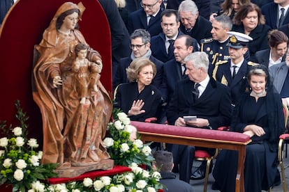 La reina emérita, doña Sofía (segunda por la derecha), junto a los Reyes de Bélgica, Felipe y Matilde. El funeral de Benedicto XVI no se puede considerar de Estado dada su condición de emérito. Las únicas delegaciones invitadas oficialmente han sido la de Italia, por la relación que tiene el Vaticano con el país que lo acoge, y Alemania, por ser el país natal de Ratzinger. El resto acudieron a título personal. 
