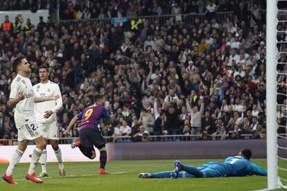 El delantero del Barcelona, Luis Suárez, celebra el primer gol de su equipo.