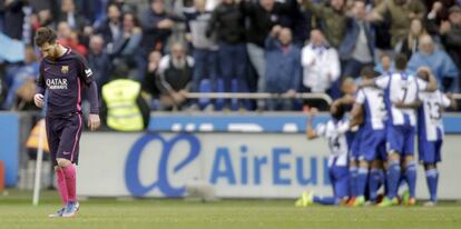 El Deportivo celebra el segon gol i Messi camina capcot.