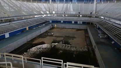 A piscina de competição, em processo de desmontagem, acumula água e é foco de criação de mosquitos.