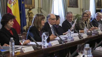 El ministro de Hacienda, Crist&oacute;bal Montoro, y la vicepresidenta, Soraya S&aacute;enz de Santamar&iacute;a, con el grupo de expertos en financiaci&oacute;n auton&oacute;mica.