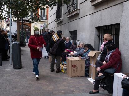 4/03/2020
Aambiente de la cola del cristo de Medinaceli, esta tarde. Algunos feligreses se protegen con mascarillas del coronavirus.