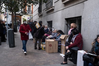 Worshippers wait in line to see the Christ of Medinaceli in Madrid.