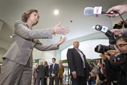 La Reina Sofía acude al Hospital Clìnic a visitar al Rey