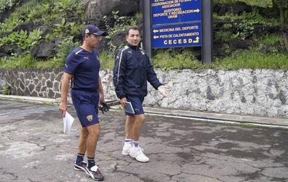 Carrillo (d) en las instalaciones de la UNAM en 2012