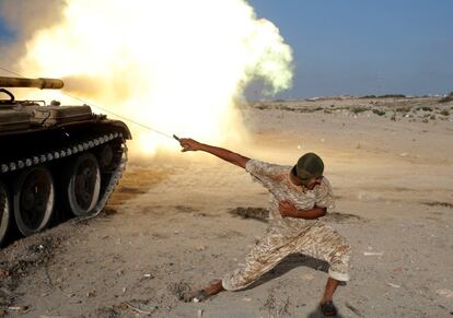 Un combatiente de las fuerzas libias aliadas con el gobierno dispara un proyectil soviético con un tanque T-55, en el Estado Islámico de Sirte, Libia.