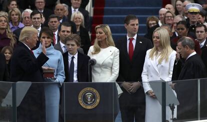 Donald Trump jura el cargo en presencia de su esposa y sus cinco hijos.