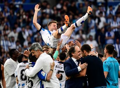 Los jugadores de la Real mantean a Illarramendi en su último partido.