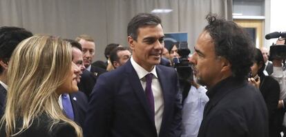 El presidente del Gobierno, Pedro Sánchez, y su esposa Begoña Gómez, conversan con el director de cine, Alejandro González Iñárritu durante la visita que han realizado hoy a las instalaciones del LACI (Los Angeles Cleantech Incubator) en la ciudad de Los Angeles.