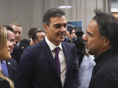  El presidente del Gobierno, Pedro S&aacute;nchez, y su esposa Bego&ntilde;a G&oacute;mez, conversan con el director de cine, Alejandro Gonz&aacute;lez I&ntilde;&aacute;rritu durante la visita que han realizado hoy a las instalaciones del LACI (Los Angeles Cleantech Incubator) en la ciudad de Los Angeles.