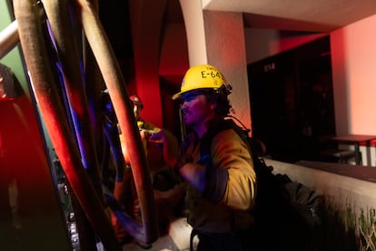 Un bombero desplazado desde Tahoe, del norte de California, trabaja en la extincin del incendio de Pacific Palisades.