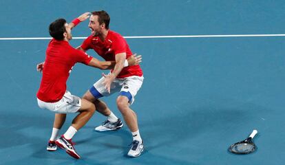 Novak Djokovic y Viktor Troicki celebran su victoria en la final de dobles de la Copa ATP 2020.