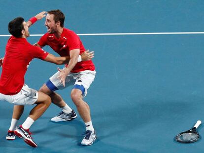 Novak Djokovic y Viktor Troicki celebran su victoria en la final de dobles de la Copa ATP 2020.