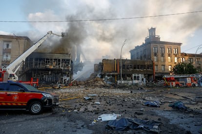 Los cuerpos de los rescatistas muertos en un ataque ruso con drones y misiles yacen en el suelo en el lugar del ataque, en Kiev, Ucrania. 