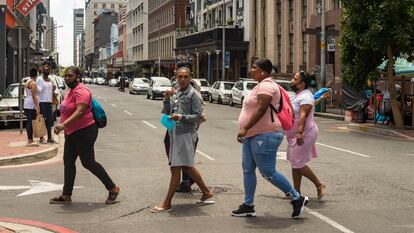 Un grupo de mujeres sin mascarilla cruza Long Street en Ciudad del Cabo, Sudáfrica, en diciembre de 2020, al comienzo de la segunda ola de covid-19 en este país.