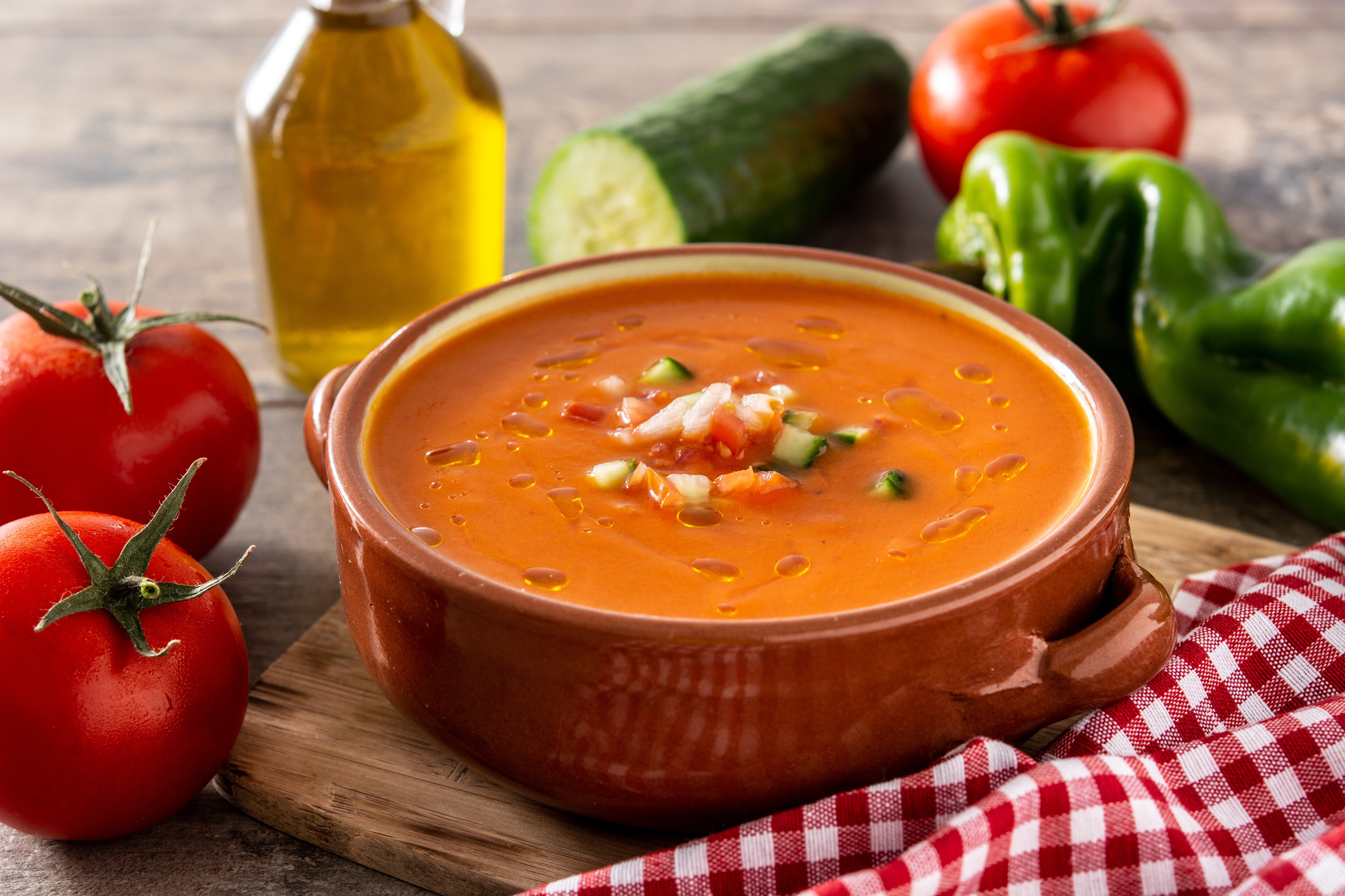 Cuatro sopas andaluzas frías, sanas y sencillas: porra, salmorejo, gazpacho y mazamorra 