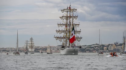 El buque 'Cuauhtémoc' navega por el río Tajo durante un desfile naval en septiembre de 2023 en Lisboa, Portugal.