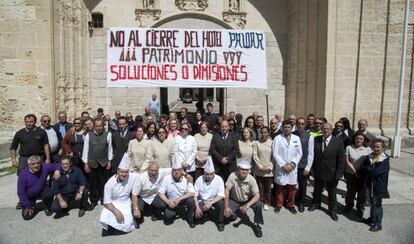 Afectados por el cierre del hotel de El Paular protestan en la entrada.