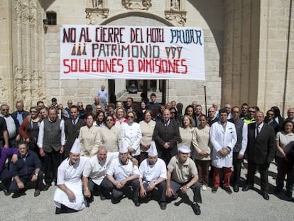 Afectados por el cierre del hotel de El Paular protestan en la entrada.