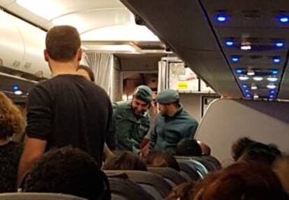 La Guardia Civil en el avión de Vueling donde los pasajeros llevaban cuatro horas esperando despegar