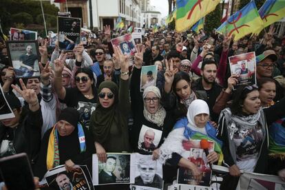 Manifestantes con banderas amazíes piden en Rabat la liberación de los presos del Rif, este domingo 21 de abril.
