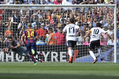 Bravo le para el penalti a Parejo.