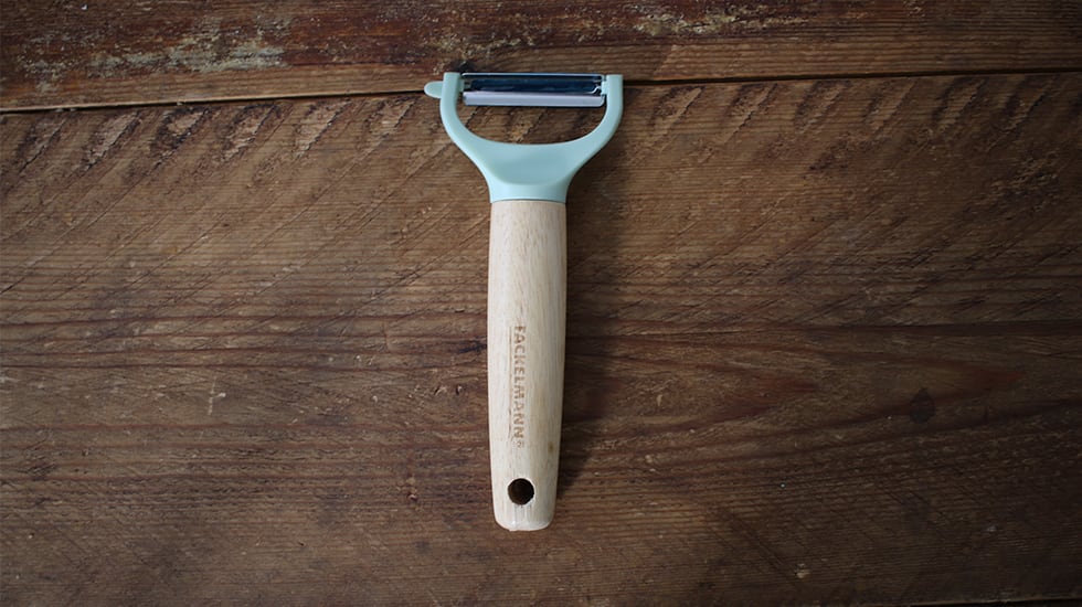 El principal inconveniente del pelador de verduras Fackelmann es que no incluye un protector para sus cuchillas.