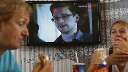 Imagen de Snowden en la televisi&oacute;n de un caf&eacute; en el aeropuerto de Mosc&uacute;.