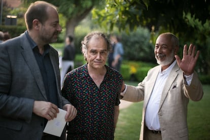 Los escritores Javier Pérez Andújar (c) y Leonardo Padura (d).
