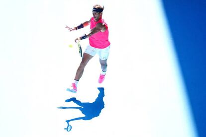 Nadal golpea la bola durante el partido contra Dellien.