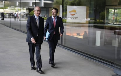  El presidente de Repsol, Antonio Brufau y el consejero delegado, Josu Jon Imaz, a principios de junio