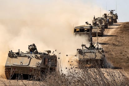 Blindados israelíes desplegándose junto a la frontera con Gaza.