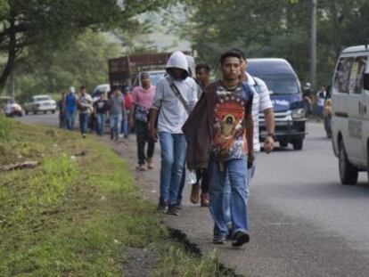 Una nueva caravana de al menos un millar de personas, la mayoría jóvenes, familias y bebés, sale desde San Pedro Sula rumbo a Estados Unidos