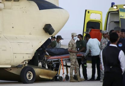 El Airbus A321-200 que se estrelló en la península del Sinaí había sido fabricado en 1997 y acumulaba unas 56.000 horas de vuelo en casi 21.000 viajes. En la imagen, llegada de los cuerpos de los pasajeros del avión ruso siniestrado al aeropuerto de Suez (Egipto).