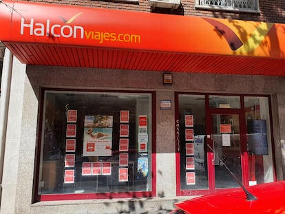 Una agencia de Viajes Halcón cerrada por la Covid-19, en Madrid.